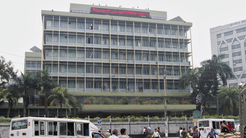 Centralni banki v Bangladešu so z računa v newyorški izpostavi ameriške FED elektronsko izmaknili 81 milijonov dolarjev.